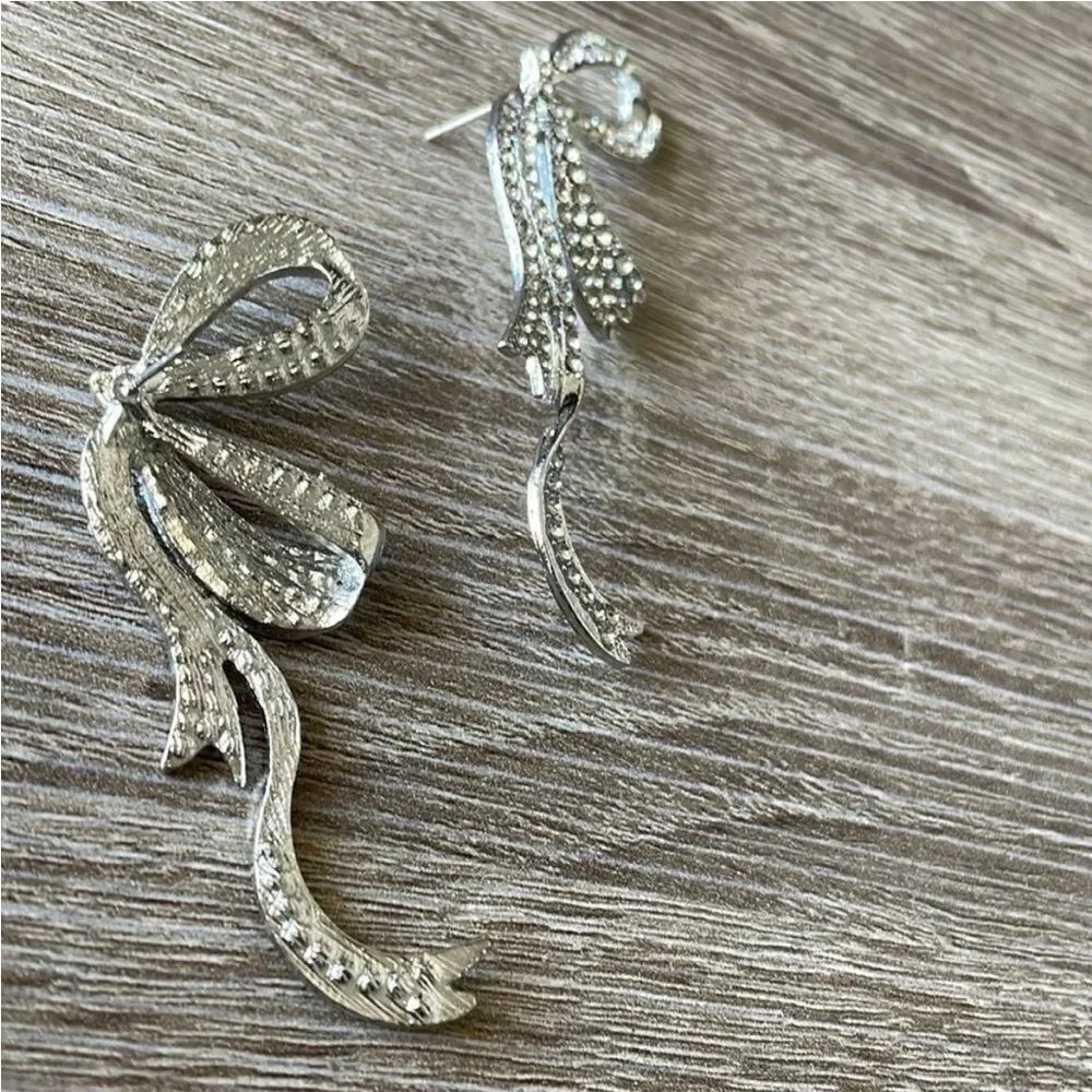 Statement bow earring M310 - Picture 3 of 4